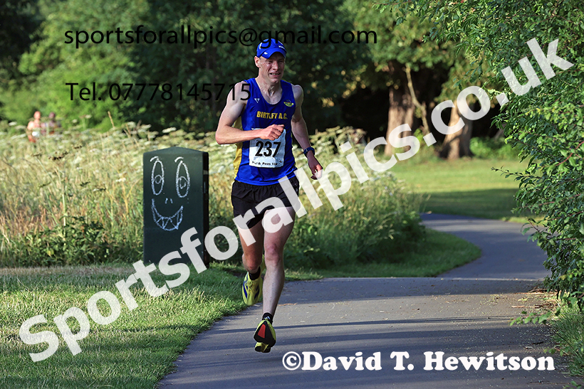 The 2025 Tynedale Pie n Peas 10k Road Race, Ovington to Low Prudhoe, Northumberland. Photo: David T. Hewitson/Sports for All Pics